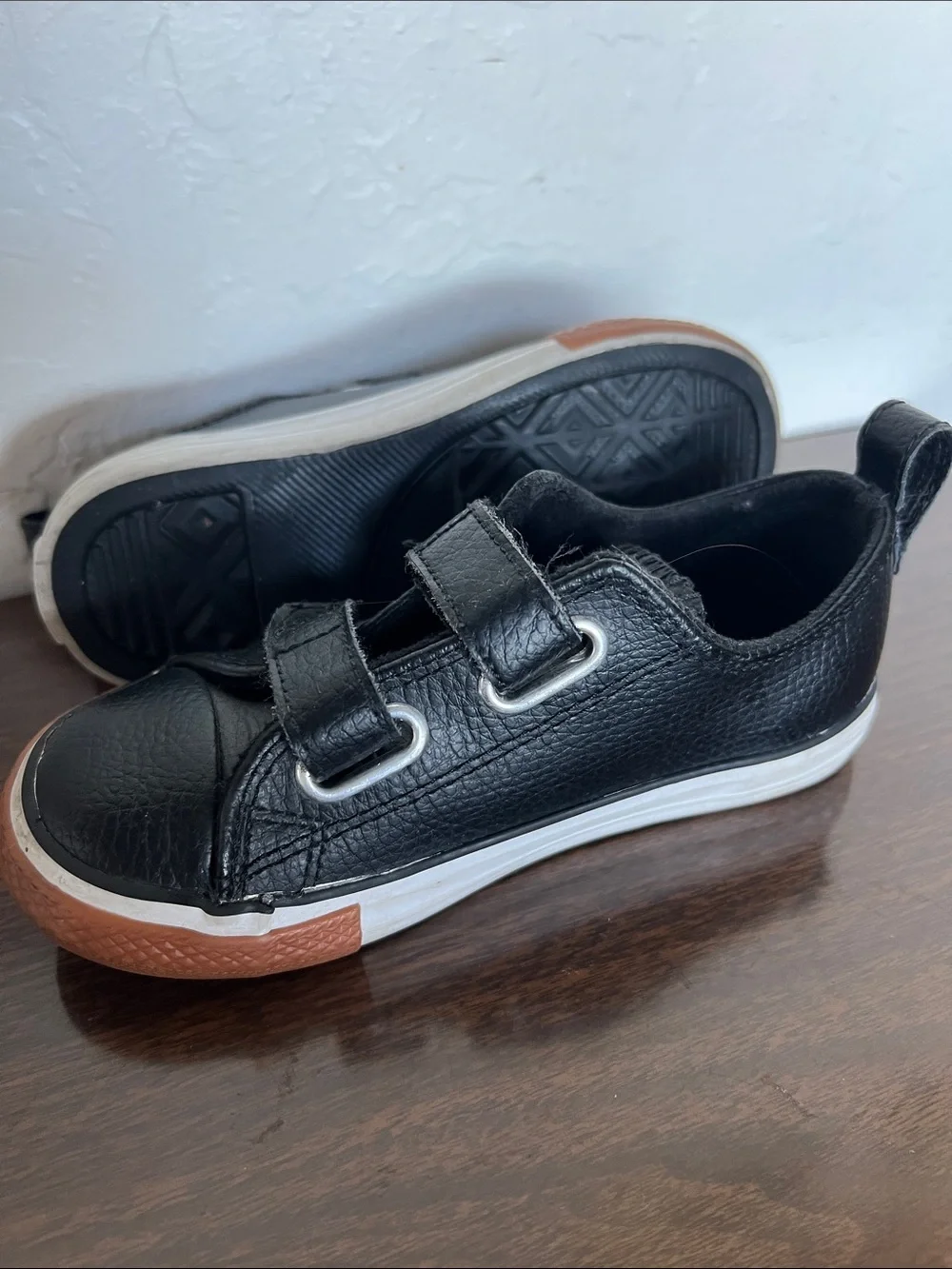 Converse 2V OX Chuck Taylor Kids Black Leather Sneakers /Velcro Size Boy 1